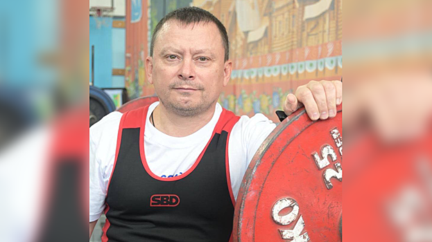 Спортсмен из Нового Уренгоя взял два золота в турнире по пауэрлифтингу среди ветеранов. ФОТО