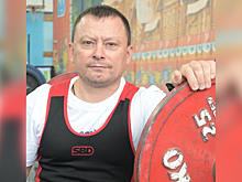 Спортсмен из Нового Уренгоя взял два золота в турнире по пауэрлифтингу среди ветеранов. ФОТО