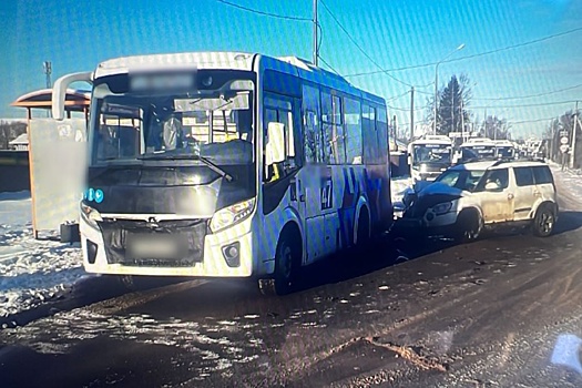 При столкновении автобуса с автомобилем в Ленобласти пострадала женщина