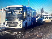 При столкновении автобуса с автомобилем в Ленобласти пострадала женщина
