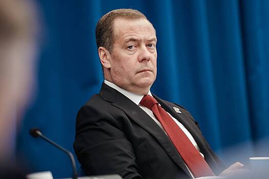 Медведев объяснил нежелание писать европейским лидерам