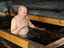 Антон Касаткин первым из членов ЛДПР нырнул в купель