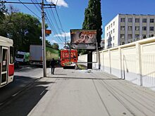 На Астраханской автобус протаранил рекламный щит