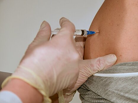 В Роспотребнадзоре разъяснили интервалы между вакцинацией от COVID-19 и гриппа