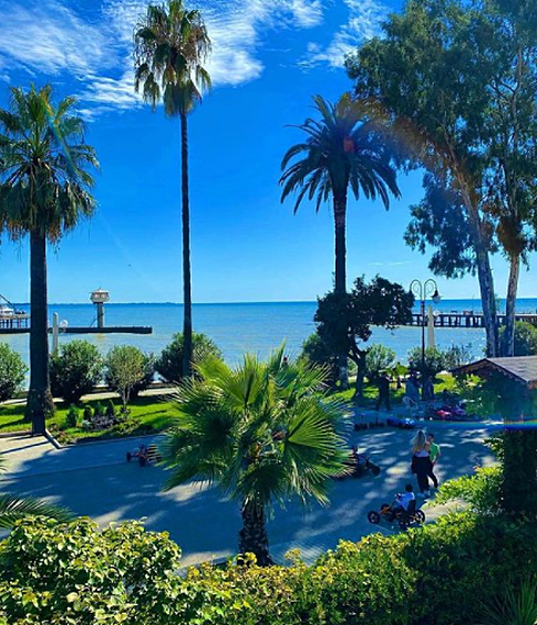 Вид с культового кафе "Нартаа" в октябре. В это кафе в столице Абхазии съезжался весь союз за фирменными хачапурами "лодочка" из дровяной печи. Посидеть на веранде с таким видом осенним утром, пробуя национальную кухню — истинное наслаждение.