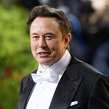 Илон Маск говорит, что он и его брат финансировали своего отца с тех пор, как у него закончились деньги в 1990-х годах