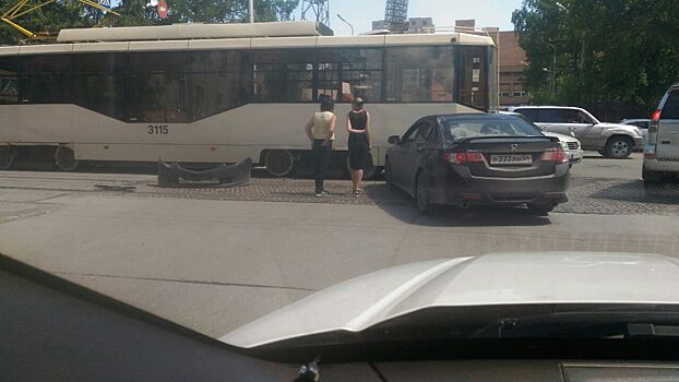 Тринадцатый снова в деле: «Хонда» потеряла бампер в ДТП с трамваем на Мичурина