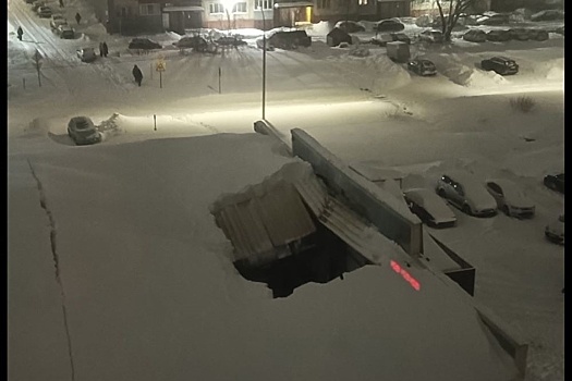 В Рыбинске от тяжести снега рухнула крыша магазина