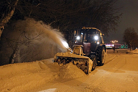 Кемеровские власти объяснили плохую уборку улиц от снега нехваткой кадров
