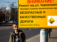 Сам себе гаишник: таблички программы "Безопасные и качественные дороги" закрывают знаки и мешают пешеходам