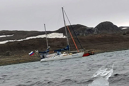 Российские моряки идут на помощь терпящей бедствие яхте "Сибирь"