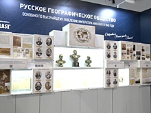 Воспитанницы пансиона МО РФ осмотрели виртуальную площадку РГО на выставке «Россия»