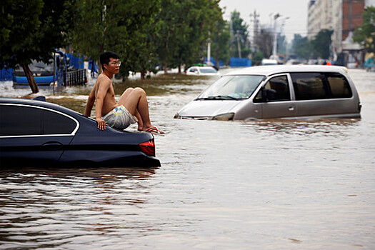 Sina: шесть человек погибли, 12 пропали без вести после наводнения на юго-западе Китая