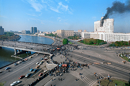 Описана оборона Белого дома в августе 1991-го с песнями и бесплатной водкой