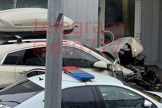 В Москве сфотографировали разбитый Cadillac, влетевший в здание