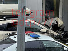 В Москве сфотографировали разбитый Cadillac, влетевший в здание