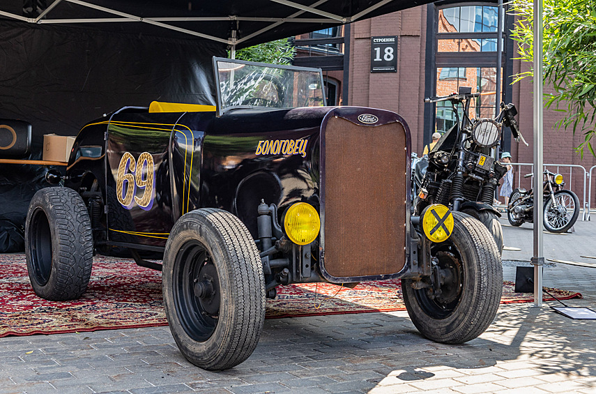 На стенде фестиваля Brainstorm Motor Fest, который пройдет 3 августа, был представлен хот-род, собранный детьми в кружке ДОСААФ. Рама и внешний облик созданы по подобию американских хот-родов. Мотор взят от инвалидки.