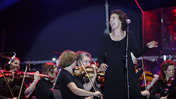 Чичерина выступила с симфоническим оркестром на дне города в Луганске