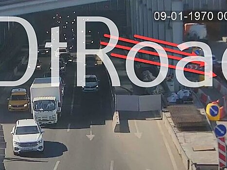 Движение на Рублево-Успенском шоссе затруднено из-за грузовика, зацепившегося за ограничитель высоты