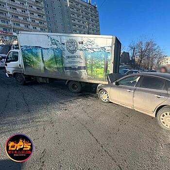 Раздавил: жесткое ДТП с участием грузовика и седана произошло во Владивостоке