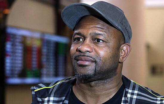 Менеджер Джонса высказался о перенос боя с Тайсоном