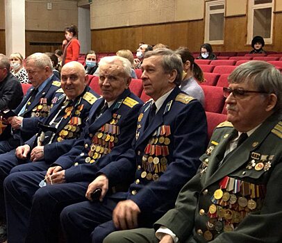Депутат Андрей Воробьев поздравил ветеранов с Днём защитника Отечества