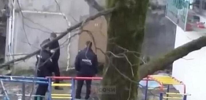 СК проводит проверку по факту гибели женщины после падения из окна многоэтажного дома в Сочи