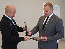 Первый заместитель главы Оренбурга вручил Сергею Черному статуэтку «Человек года»