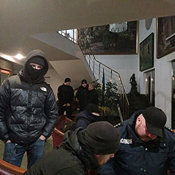 Украинские националисты вызвали полицию в отель посмотреть на Ленина и Сталина