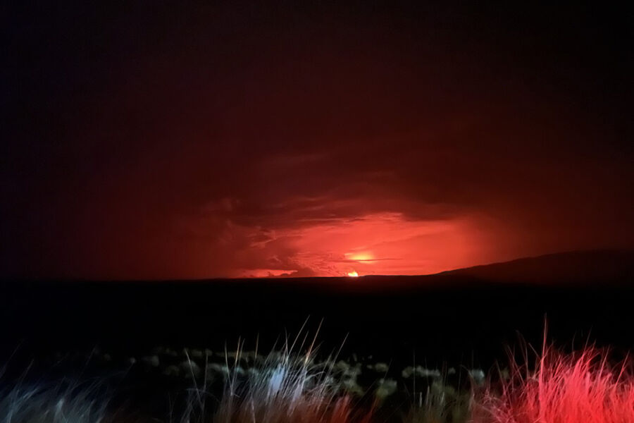 AFP: крупнейший гавайский вулкан Мауна-Лоа начал извергаться впервые за 40 лет