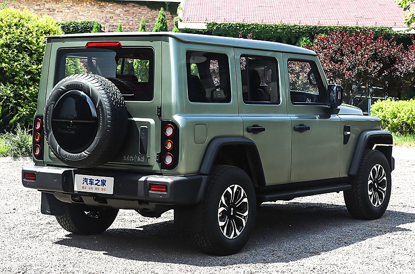 Предусмотрены «понижайка» и блокируемые межколёсные дифференциалы. Углы въезда и съезда — 40 и 36 градусов соответственно. Размеры составляют 4749 х 1945 х 1999 миллиметров, расстояние между осями — 2860 миллиметров.