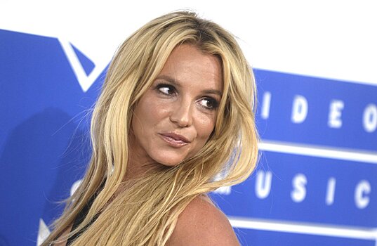 Папарацци заметили 44-летнюю Бритни Спирс с едва прикрытой грудью