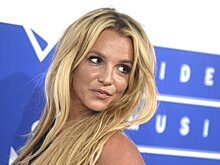 Папарацци заметили 44-летнюю Бритни Спирс с едва прикрытой грудью