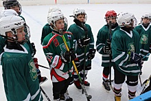 На городских соревнованиях по хоккею команда спортсменов из Черемушек стала лучшей в свое группе