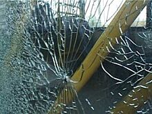 Под Новосибирском камень упал с крыши и разбил машину