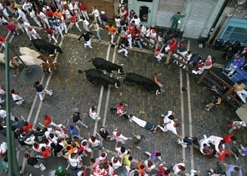 Видео: В Испании разъяренный бык забодал мужчину