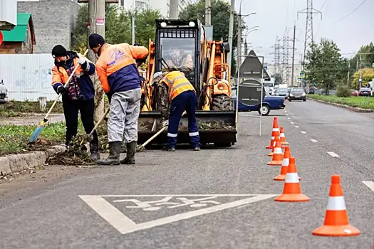 Самарские дороги чистят от опавшей листвы и бытового мусора