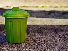 Возле дома на Синявинской расчистили мусорки