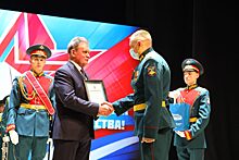 Валерий Лидин вручил награды военнослужащим