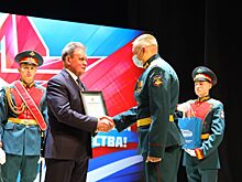 Валерий Лидин вручил награды военнослужащим