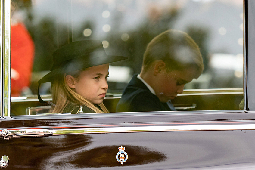 Принц Джордж и принцесса Шарлотта во время похорон королевы Елизаветы