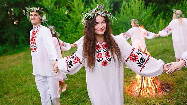 Консервные банки и салют: какие обычаи объединяют русских, европейцев и китайцев