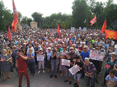 «Сходите на кладбище — умирают молодые»: в Самаре прошел митинг против пенсионной реформы