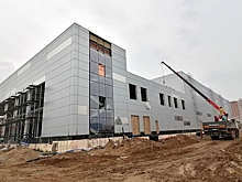 Строители завершают установку витражного остекления на Ледовой арене в Вологде