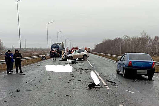 В Башкирии бензовоз на скорости влетел в Toyota