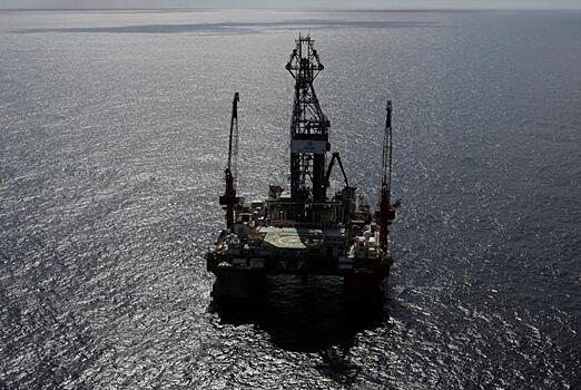 Шторм в Мексиканском заливе парализовал добычу нефти