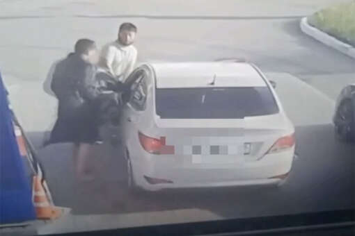 Момент нападения с ножом на таксиста на АЗС в Петербурге попал на видео