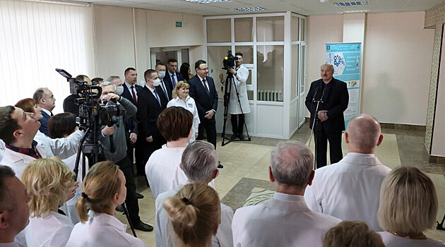 Александр Лукашенко продолжил ходить к больным коронавирусом