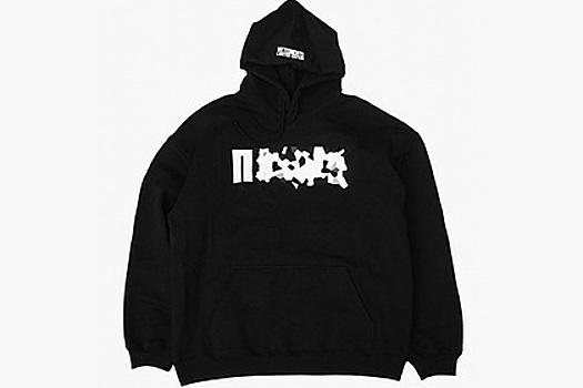 Дизайнер выпустил вещи со словом, описывающим 2020 год