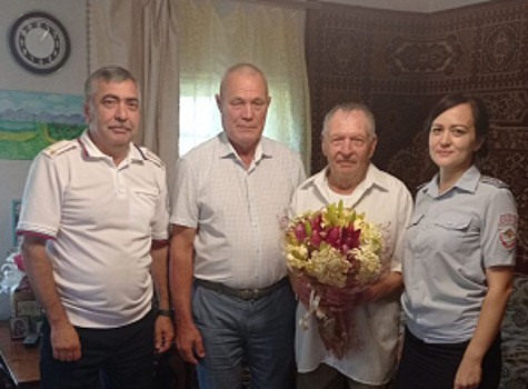 В Самарском регионе полицейские поздравили ветерана МВД с юбилеем